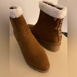 DKNYC women faux suede platform Bax Boots with White Fur Trim size 10.5